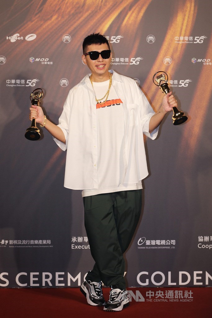 第32屆金曲獎21日在台北流行音樂中心頒獎，嘻哈歌手杜振熙（蛋堡）以專輯「家常音樂」榮獲最佳華語男歌手獎及最佳華語專輯獎肯定，在後台開心拿著雙獎座合影。 圖：中央社提供