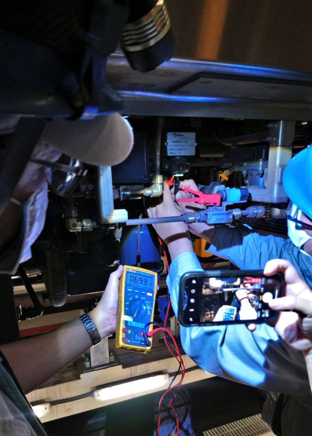 中捷公司漏夜進行電磁閥維修作業。 中捷/提供