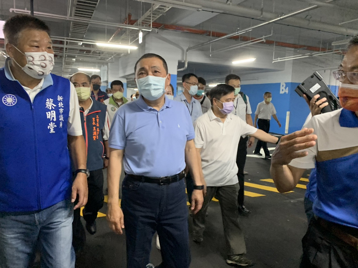 侯友宜今天上午視察由市府新工處監造完工的光榮國小校舍共構地下停車場工程。 圖：新北市交通局提供