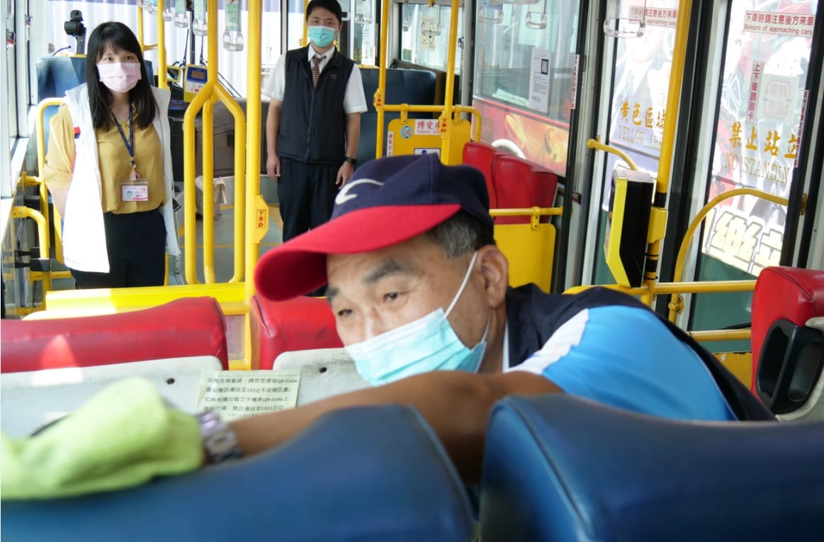 持續加強督導公車業者場站、車輛加密清消。 圖：新北市交通局提供
