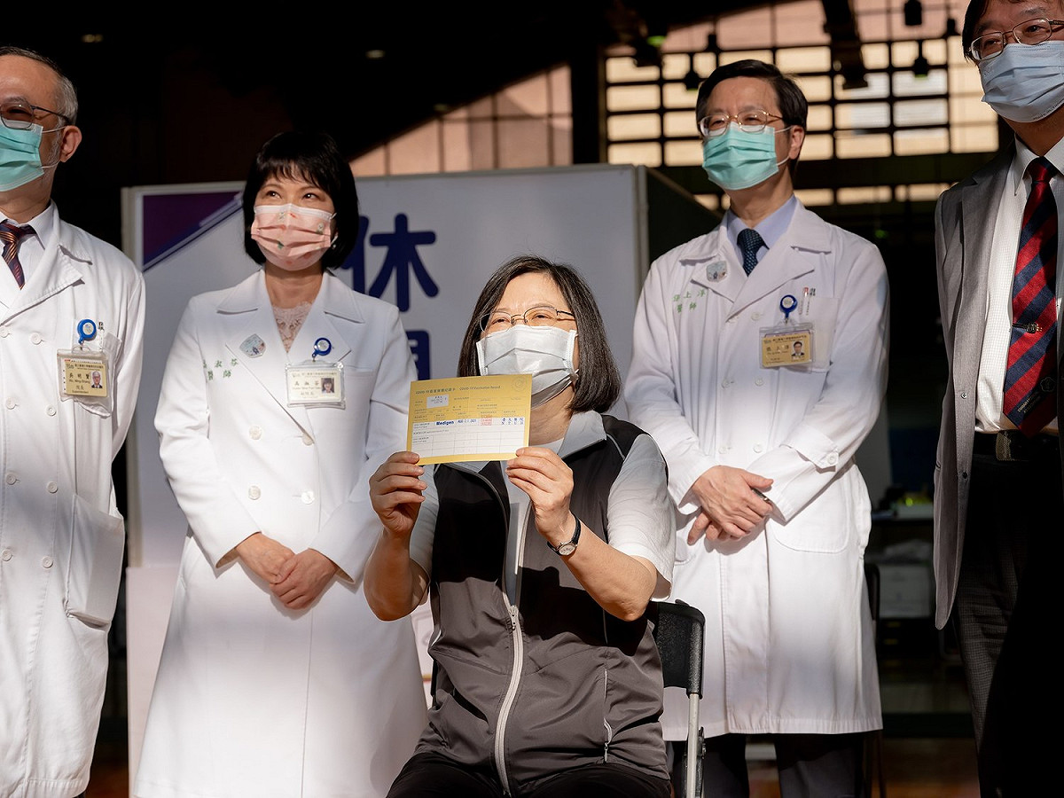 總統蔡英文接種高端疫苗 圖：蔡英文臉書