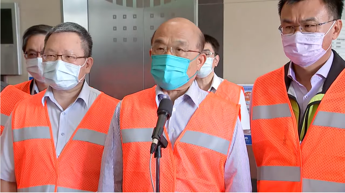 非洲豬瘟中央災害應變中心昨天查獲含非洲豬瘟病毒的走私肉品來台，總量逾71公斤。行政院長蘇貞昌今（23）日臨時增加行程，前往視察航空快遞包裹X光機檢查情形前受訪。 圖：擷自直播畫面