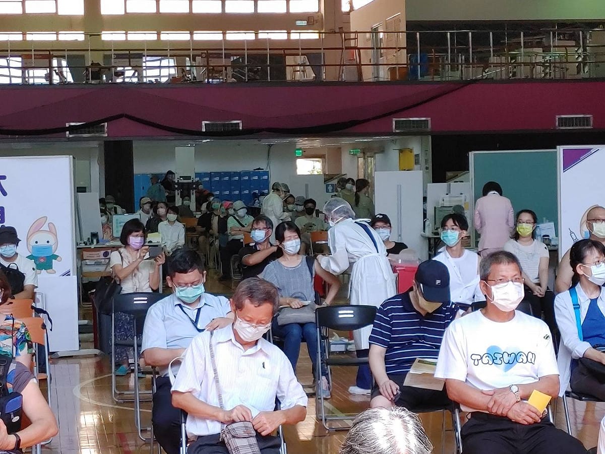 國產高端疫苗今天開始施打，不到早上8點體育館就有大批民眾排隊等候要施打高端疫苗。 圖／新頭殼