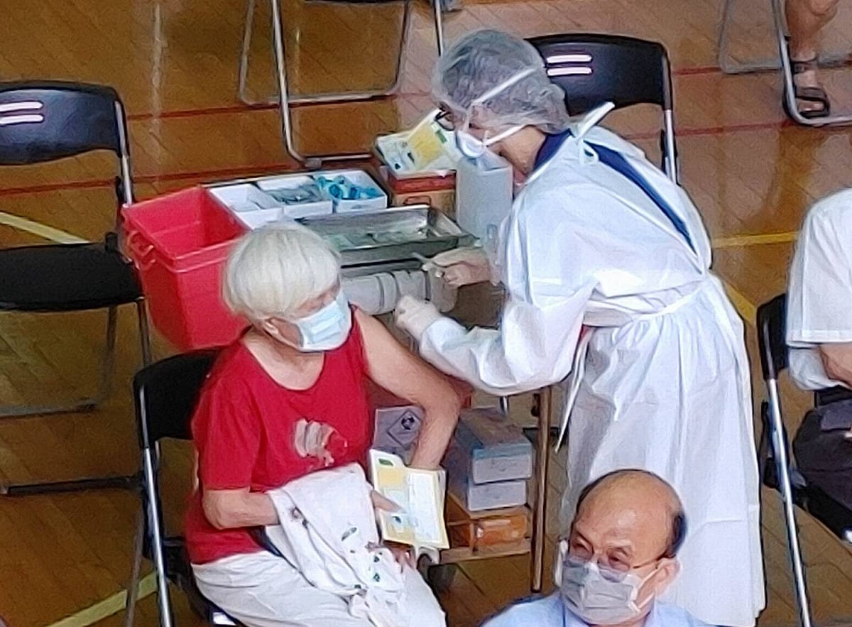 護理人員也認為高端單針一劑的包裝方式，不僅簡化施打流程，在施打過程也比較不容易出錯。 圖：新頭殼(資料照)