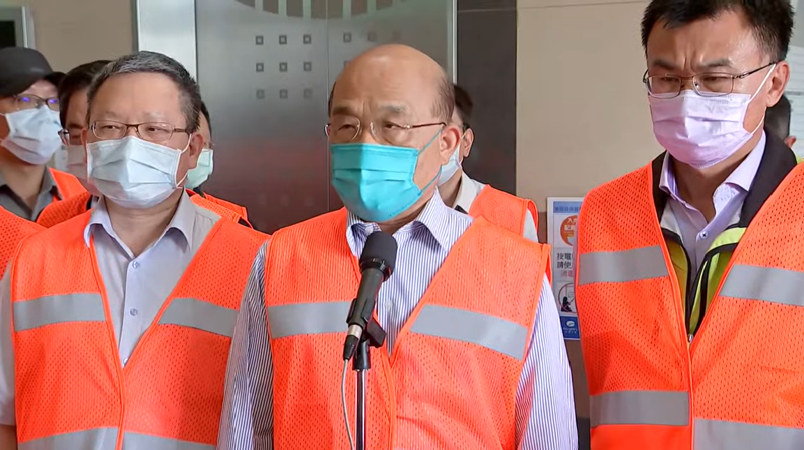 鴴徵院長蘇貞昌今（23）天上午在財政部長蘇建榮、農委會主委陳吉仲等人的陪同下，前往桃園市大園區遠雄貨棧，視察航空快遞包裹X光機的檢查情形前受訪。 圖：擷自直播畫面