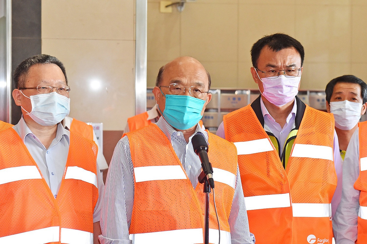 蘇貞昌今天上午在財政部長蘇建榮、農委會主委陳吉仲等人的陪同下，前往桃園市大園區遠雄貨棧，視察航空快遞包裹X光機檢查情形。 圖：行政院提供