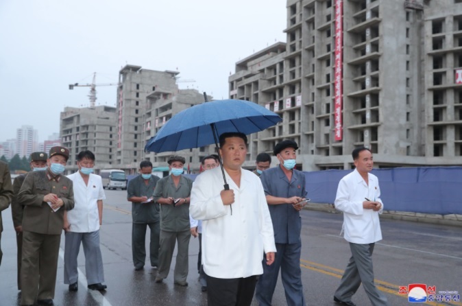 【2021.08.21】北韓官媒朝中社21日發布多張領導人金正恩的全身照，比起六月時的照片，身形更消瘦引發熱議。 圖:翻攝自朝中社