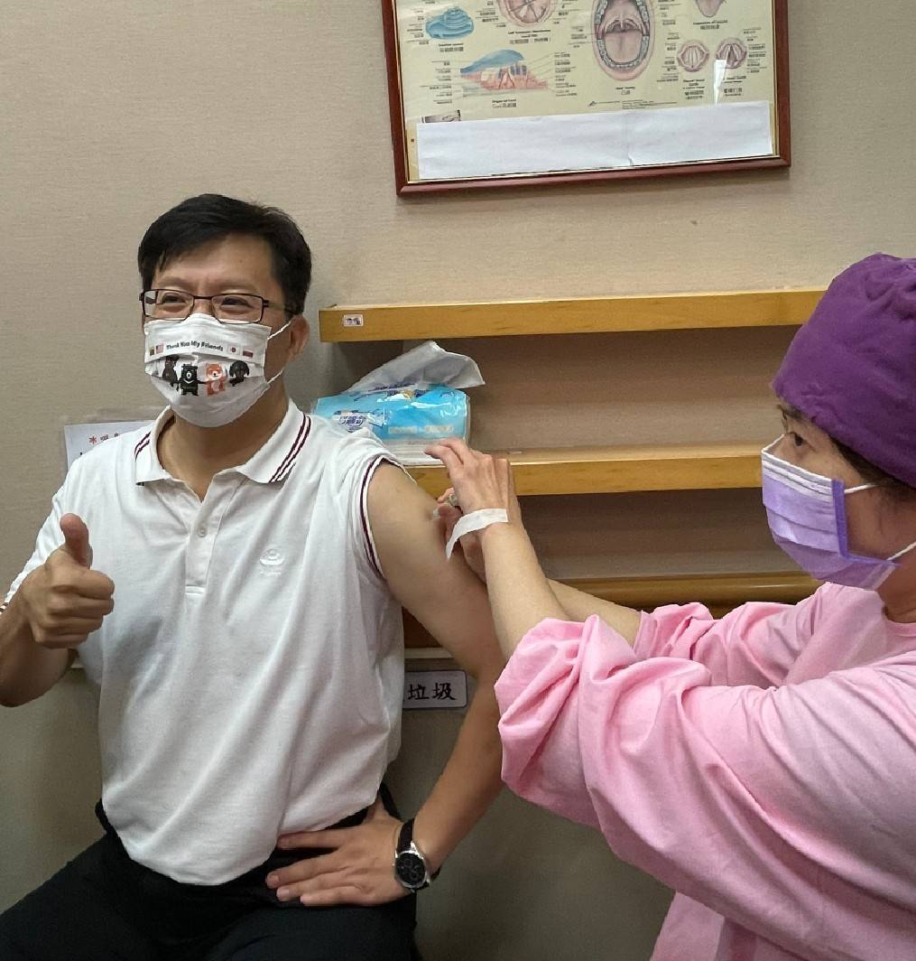 立委張廖萬堅揪團打高端疫苗。 立委張廖萬堅服務處/提供