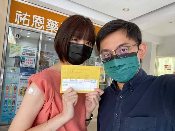 卓冠廷陪洪慈庸施打高端疫苗。 取自卓冠廷臉書