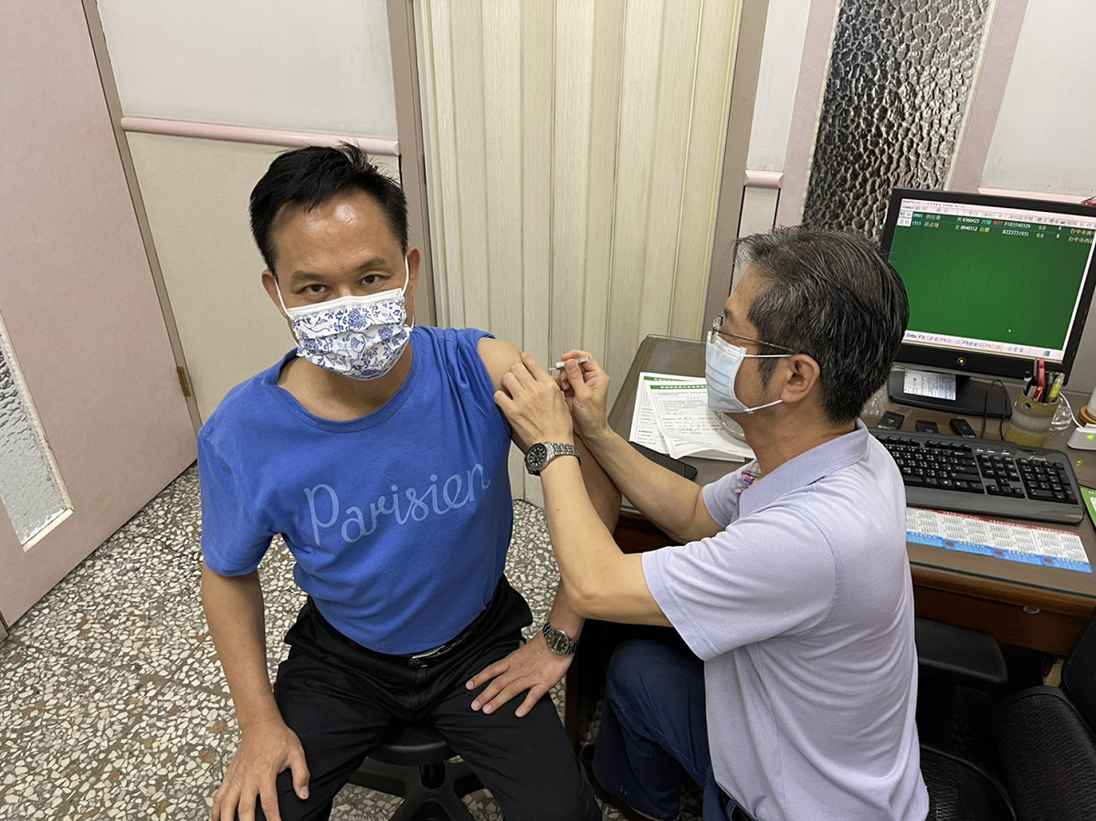 台中市議員張耀中施號打高端疫苗。 立委張廖萬堅服務處/提供