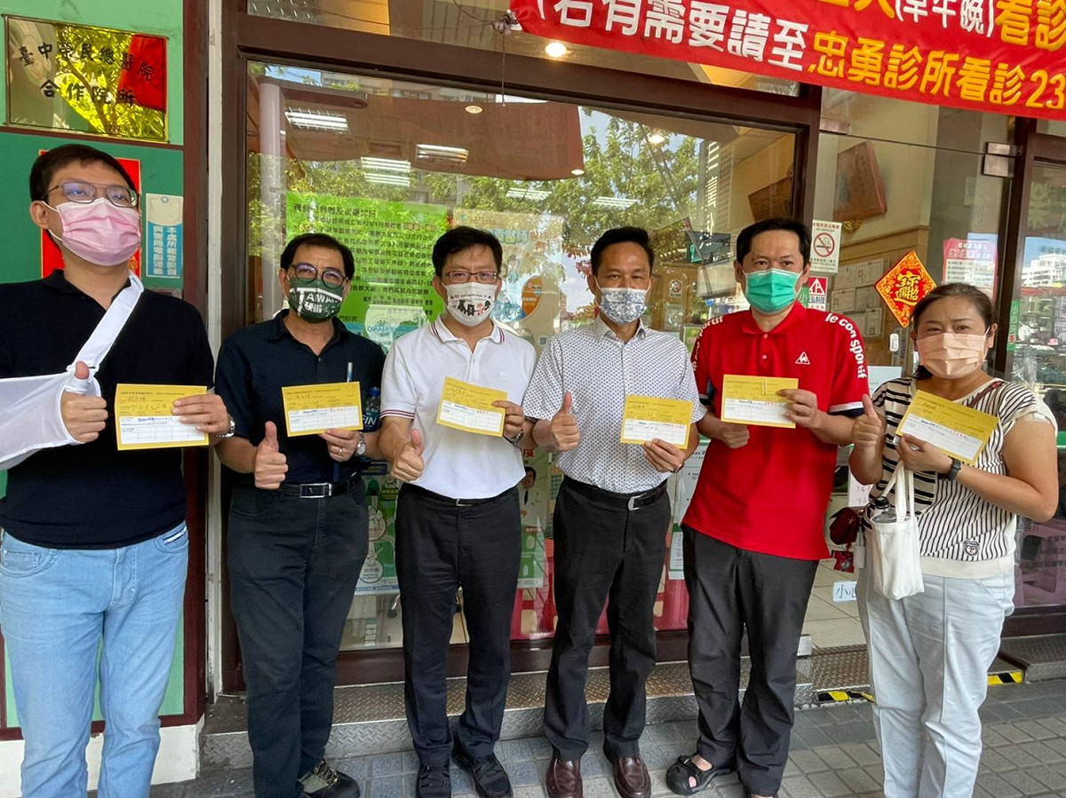 立委張廖萬堅揪團打高端疫苗。 立委張廖萬堅服務處/提供