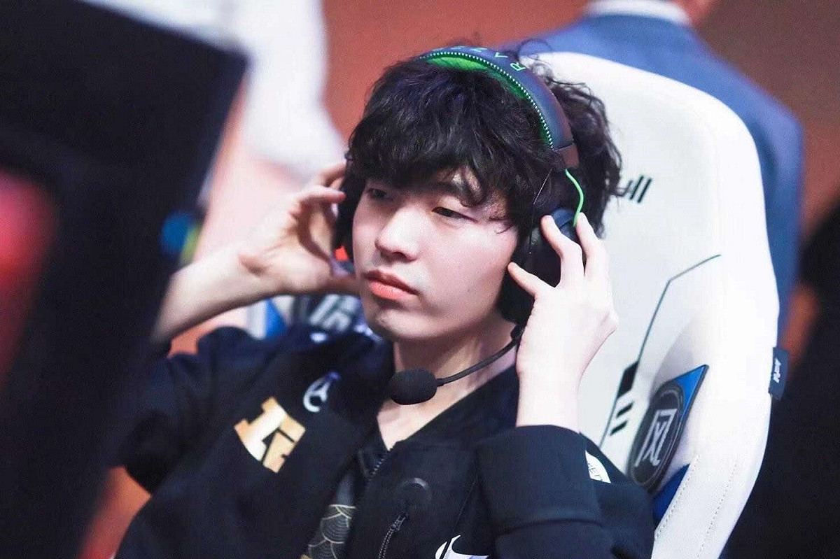 RNG中路選手Cryin多次於遊戲中掛機，引發大量中國網友不滿。 圖：翻攝自RNG推特