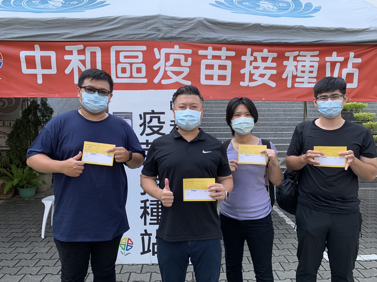 新北市議員張志豪也率領著助理團隊共同施打高端疫苗，用行動力挺國產、挺總統。 圖：新北市議員張志豪提供
