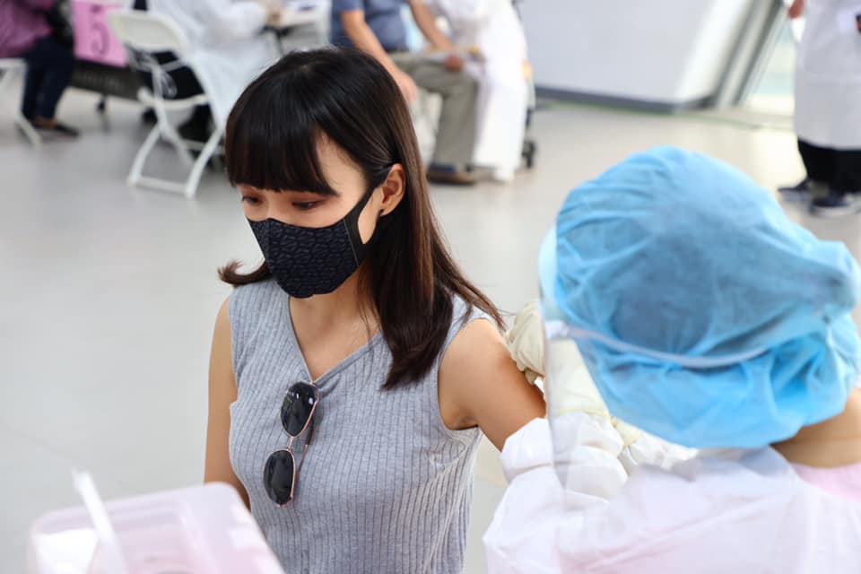 黃捷今早九點半準時到場施打疫苗。 圖:黃捷臉書