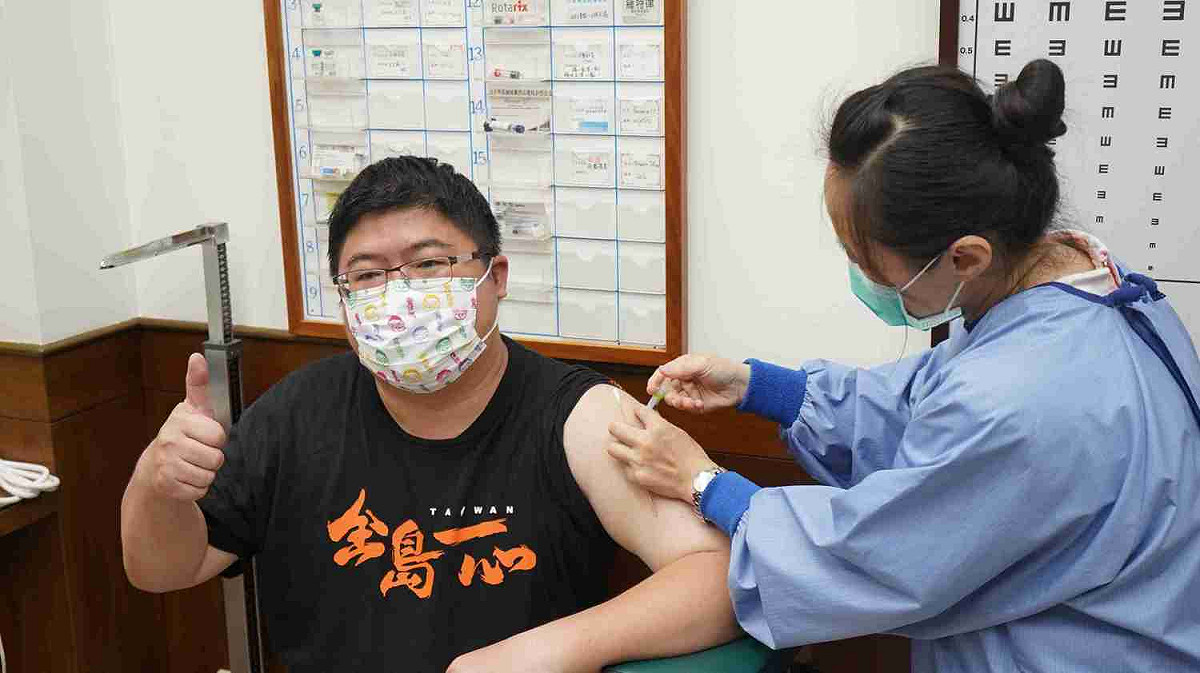 民進黨嘉義縣立委蔡易餘今天完成高端疫苗接種。 圖：蔡易餘服務處/提供