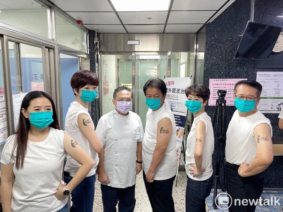 台南市議長郭信良和民進黨籍立委陳亭妃、議員蔡旺詮、陳怡珍、周麗津等人今日一同前往台南郭綜合醫院接種高端疫苗，並在手臂貼上「支持國產疫苗、國力延伸」字樣的紋身貼紙，以行動力挺國產疫苗。 圖：黃博郎／攝
