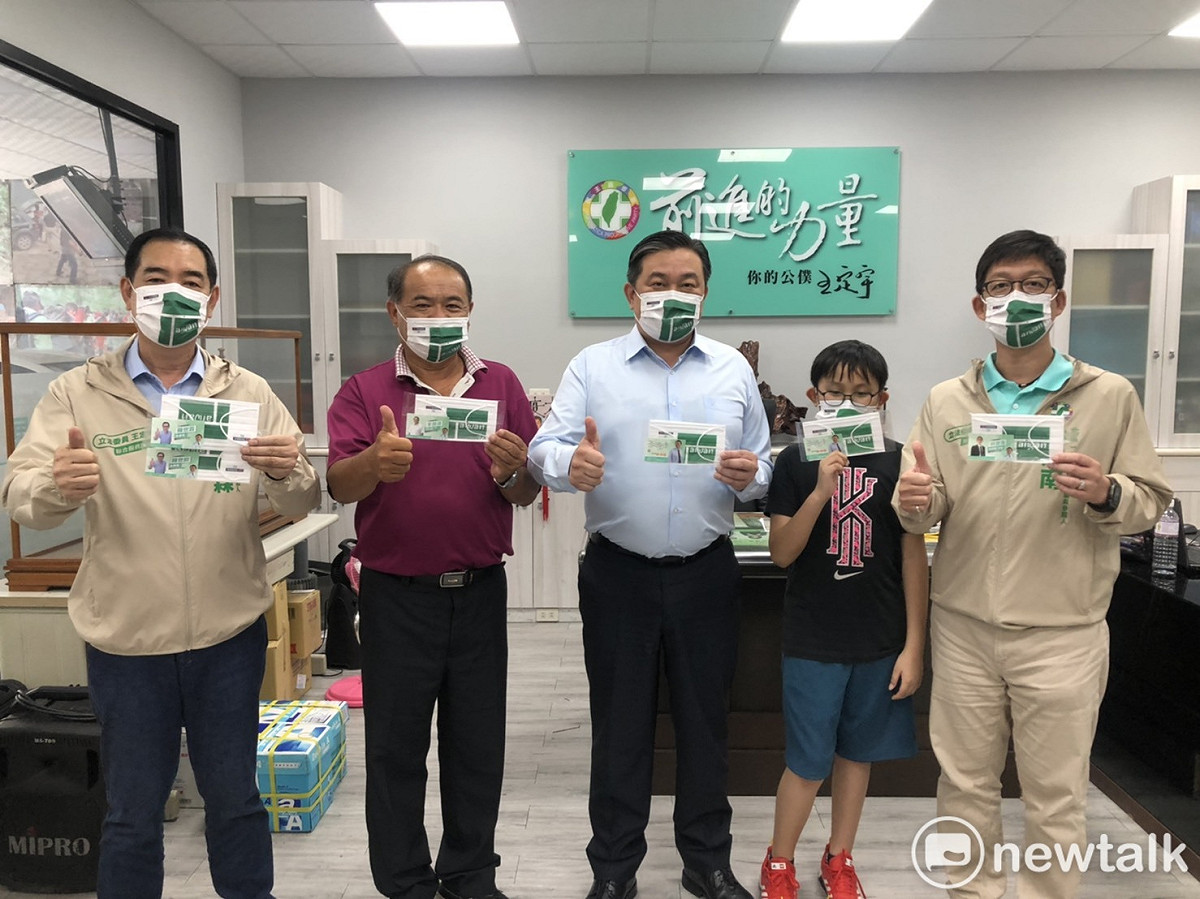 台灣奧運代表隊在東奧會中表現亮眼，特別是羽球男雙麟洋配，以壓線球勇奪金牌的精典畫面，更深植國人心中。為了讓鄉親能延續這份喜悦與榮耀，立委王定宇團隊特別製作一款以麟洋配致勝壓線球為圖騰的防疫口罩供鄉親索取。 圖：黃博郎／攝