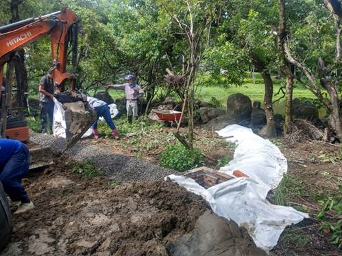 基金會於生態島進行填土作業減少積水問題以改善異味。 圖：青年公園管理所／提供
