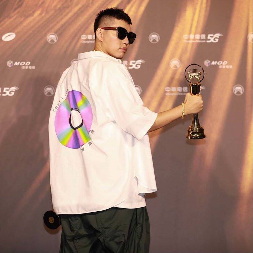金曲歌王蛋堡PO出拿著獎座的照片表示「這張照片對我來說非常諷刺」，並自曝未繳電話費。 圖：取自蛋堡IG(softlipapa)