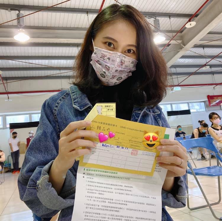 賴品妤今天完成高端疫苗施打，笑稱「竟然不是吹箭，給一星差評」。 圖：翻攝賴品妤臉書