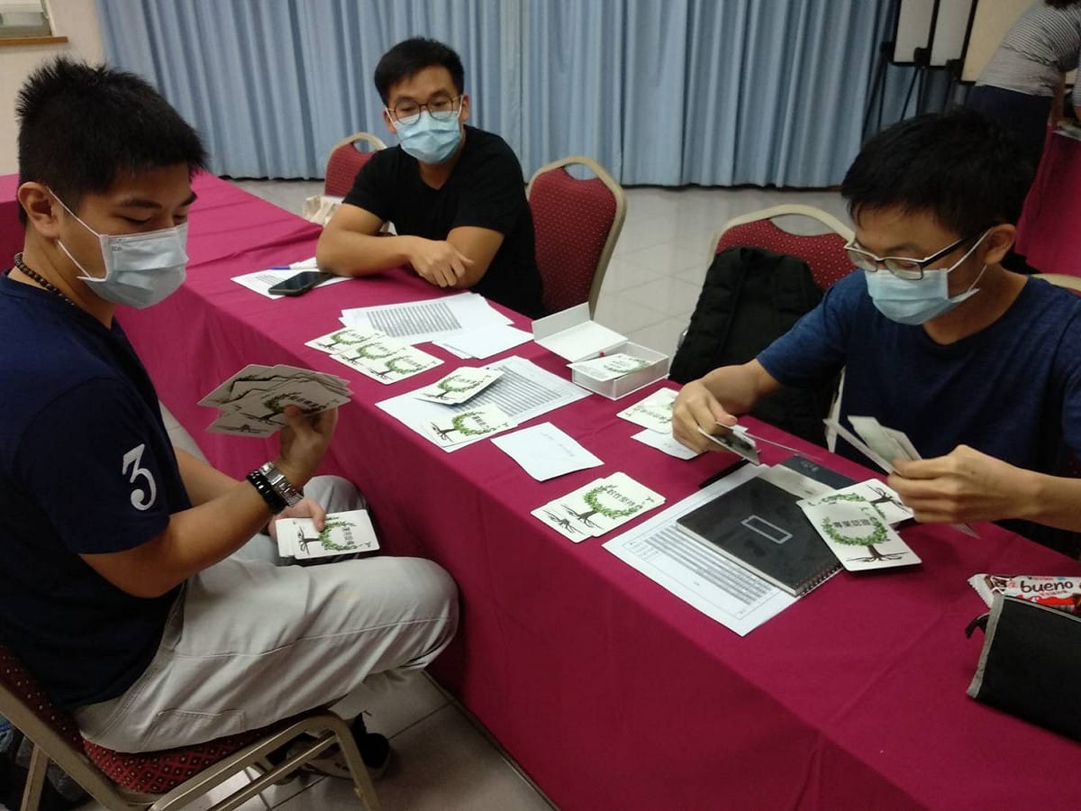 輔導青年就業的過程，以團體輔導課程進行職業牌卡施測。 圖：新北市勞工局提供