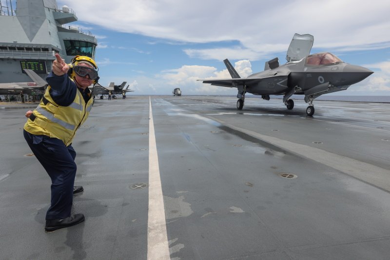 「伊麗莎白女王號」航母打擊群回到海上，率領3艘護衛艦、艦載機配合美國海軍陸戰隊，對位於關島北方約160公里左右的一個無人島進行海空攻擊演練。 圖：翻攝HMS Queen Elizabeth推特