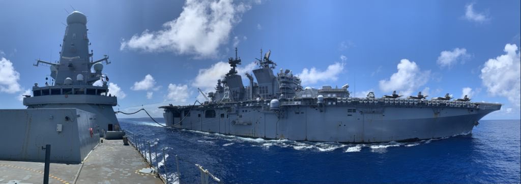 美軍兩棲攻擊艦「美利堅號(LHA-6)」為「伊麗莎白女王號」航母打擊群護衛艦進行油料補給。 圖：翻攝HMS Queen Elizabeth推特