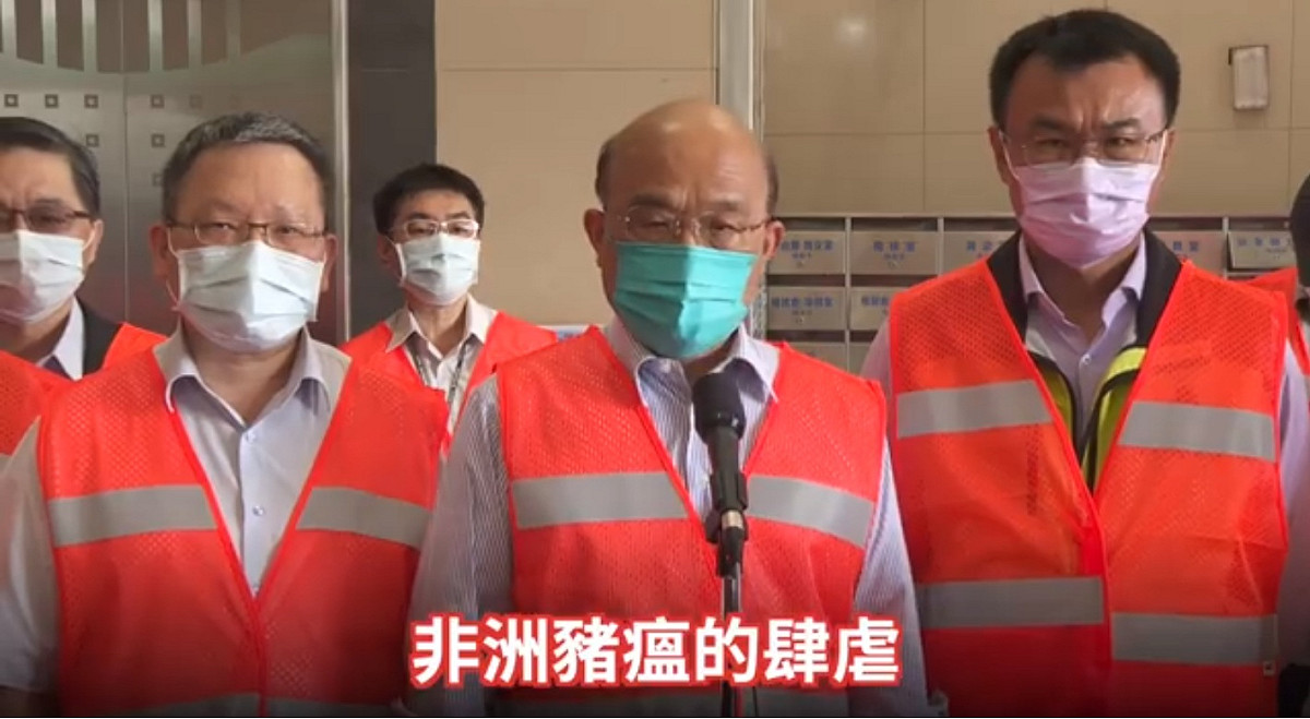 行政院長蘇貞昌23日視察「航空快遞包裹X光機檢查情形」，感謝第一線工作同仁認真防堵非洲豬瘟。 圖：翻攝蘇貞昌臉書