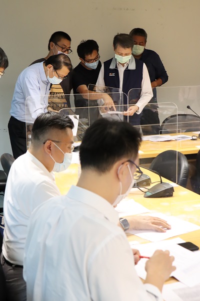 美麗華勞方代表針對協商內容確認。 圖：新北市勞工局長提供