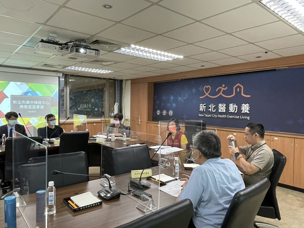衛生局長陳潤秋於8月23日上午，邀集轄內急救責任醫院代表共商對策。 圖：新北市衛生局提供