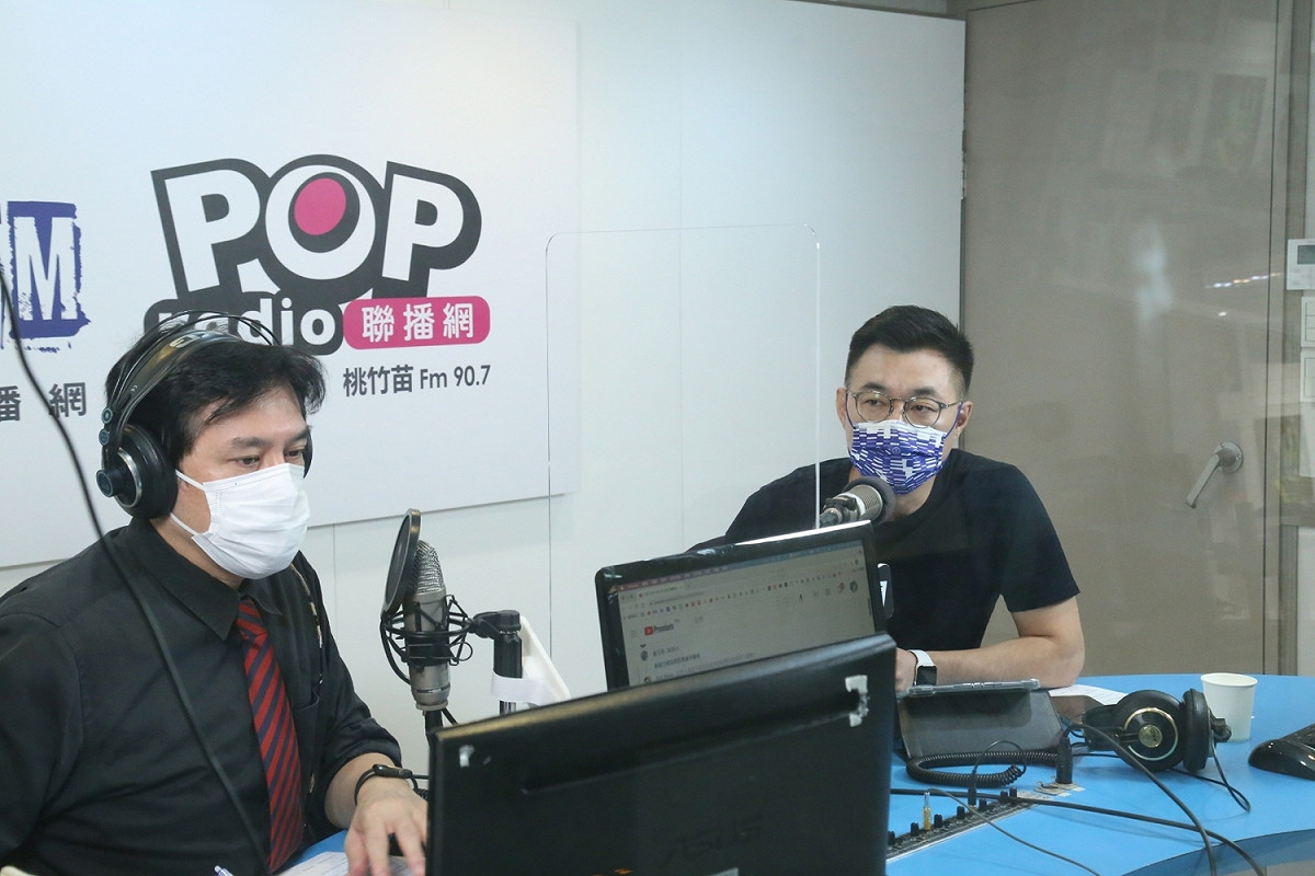 國民黨主席江啟臣接受電台專訪。 圖：《POP撞新聞》/提供