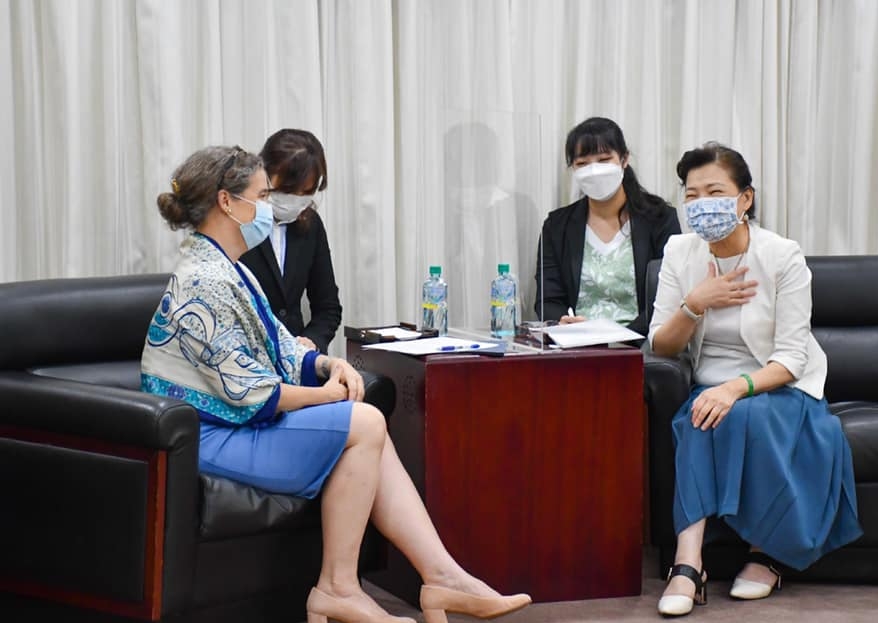 經濟部部長王美花（右）於23日拜會AIT處長孫曉雅（左）強調持續深化台美經貿合作關係。 圖：取自AIT臉書