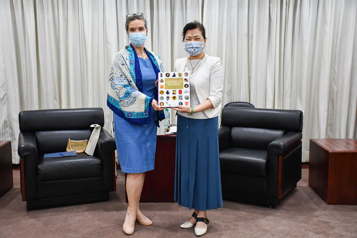 AIT處長孫曉雅（左）贈送見面禮給經濟部部長王美花（右）。 圖：取自AIT臉書
