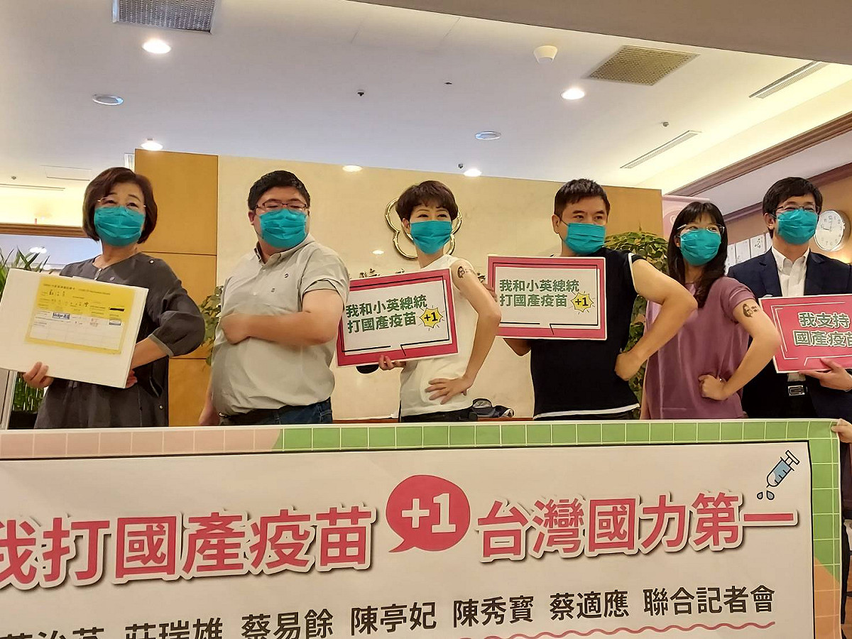 民進黨立委排排站秀出手臂挺國產疫苗。 圖：陳佩君／攝