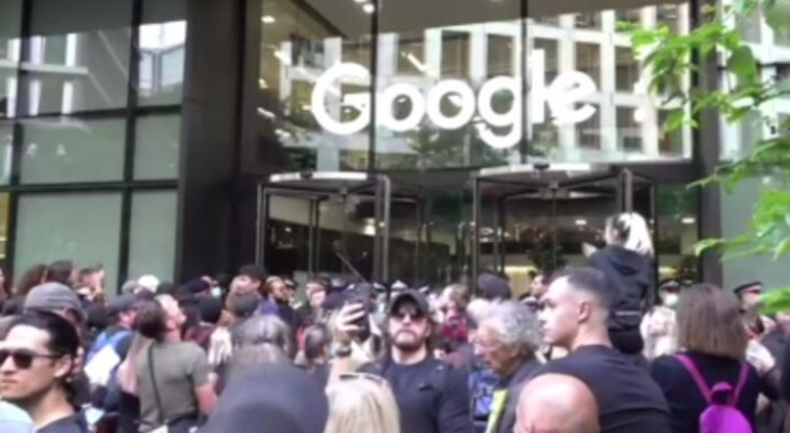 英國倫敦當地時間23日，一群抗議政府疫苗政策的示威者湧向Google位於倫敦的辦公樓。 圖：翻攝自環球網