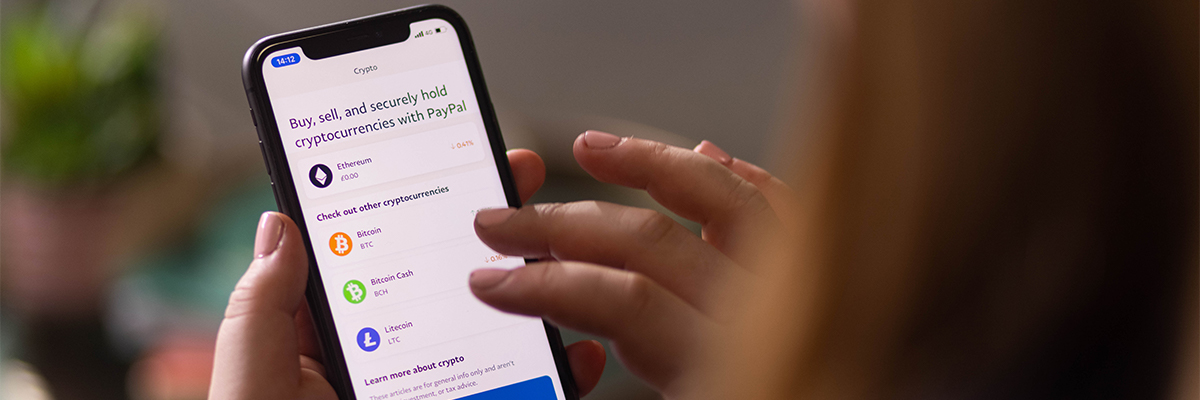 美國線上支付巨頭PayPal宣布，本週起開放英國客戶購買、出售和持有數位貨幣，圖為使用PayPal服務示意圖。 圖：取自PayPal官網