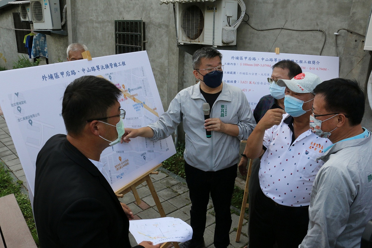立法院副院長蔡其昌與市議員施志昌等人邀集相關單位會勘，爭取總經費3621萬進行自來水管線汰換計畫。 蔡其昌辦公室/提供