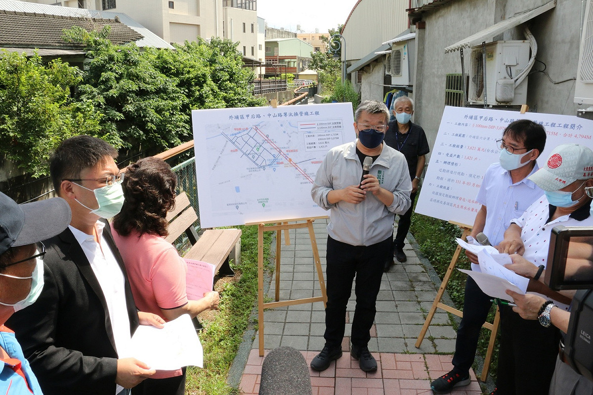 立法院副院長蔡其昌與市議員施志昌等人邀集相關單位會勘，爭取總經費3621萬進行自來水管線汰換計畫。 蔡其昌辦公室/提供