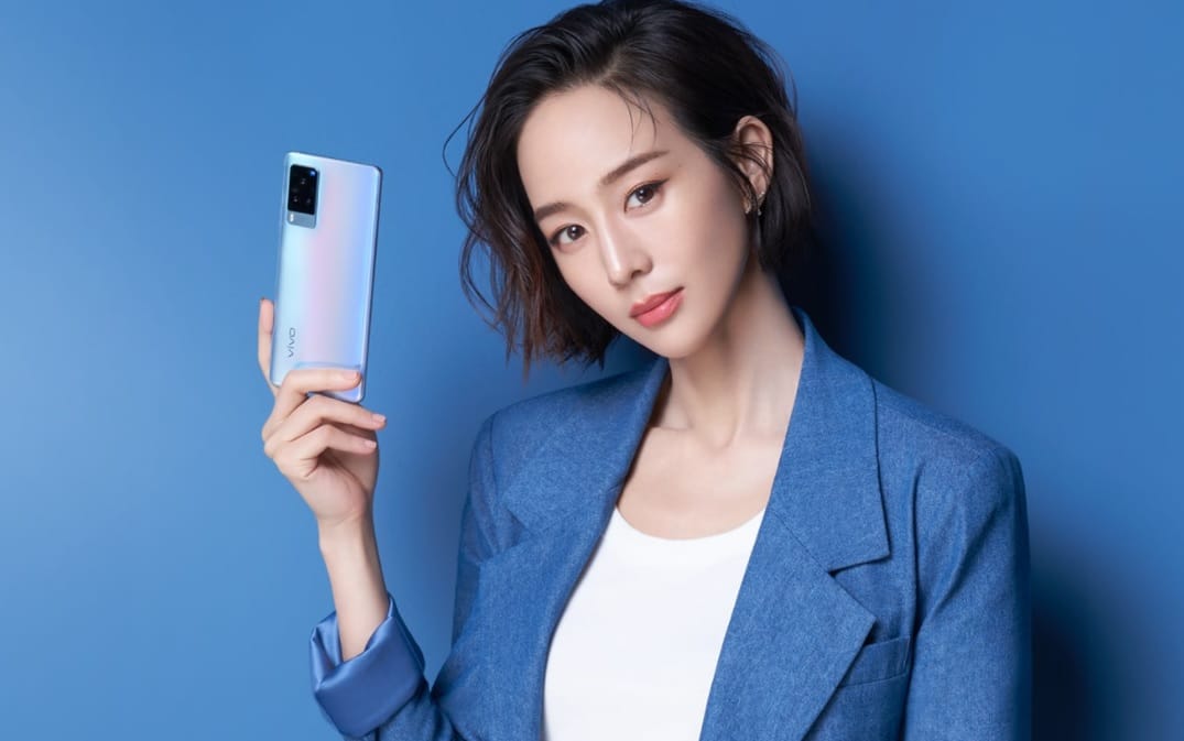 傳中國手機品牌vivo也想向蘋果、Google看齊，推出自家研發晶片，圖為使用vivo手機示意圖。 圖：取自官網
