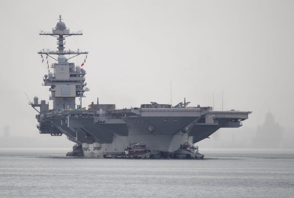 美國最新型「福特級」航空母艦「福特號(CVN-78)」20日從維吉尼亞州諾福克海軍基地出發前往紐波特紐斯造船廠(Newport News Shipbuilding，NNS)進行為期6個月的計劃增量可用性(planned incremental availability，PIA)檢測。 圖：翻攝US Navy