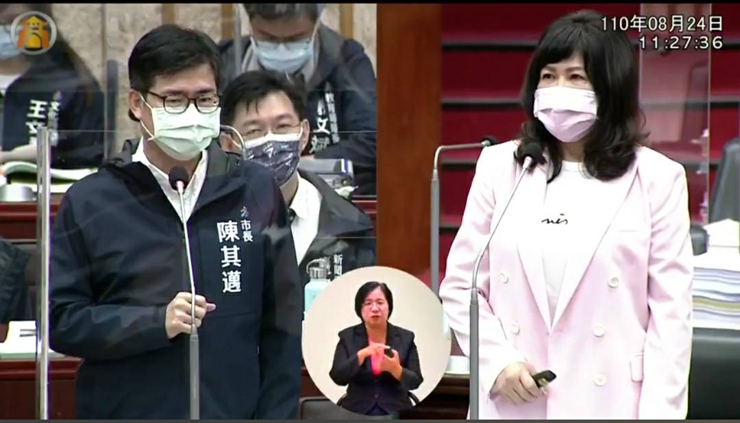 陸淑美(右)肯定陳其邁為民服務不分藍綠。 圖：翻攝高市議會直播