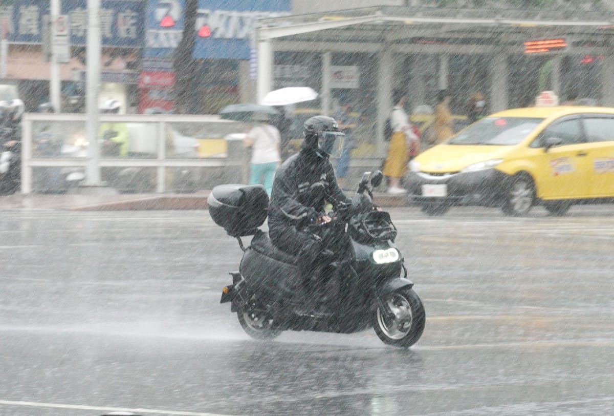 由於對流發展旺盛，氣象局擴大對16縣市發布豪雨、大雨特報 圖：張良一/攝