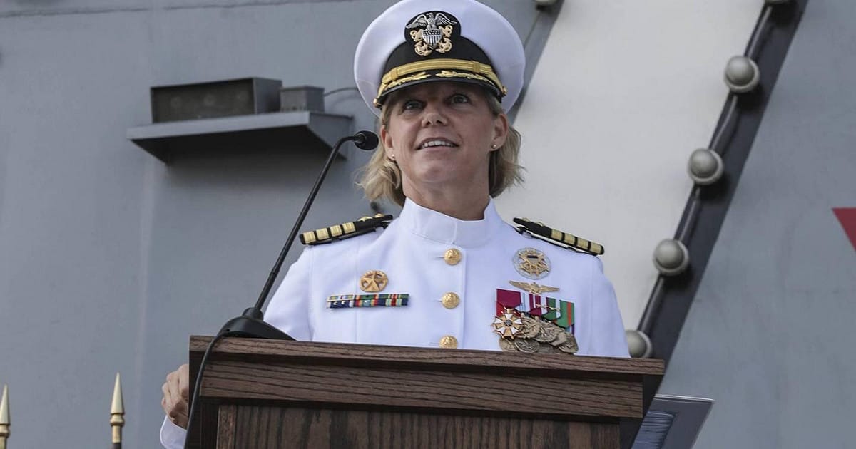美國尼米茲級核子動力航空母艦「林肯號(CVN-72)」艦長艾米．鮑恩施密特(Amy Bauernschmidt)。為美國海軍歷史上首位指揮核子動力航空母艦的女性艦長。 圖：翻攝US Navy