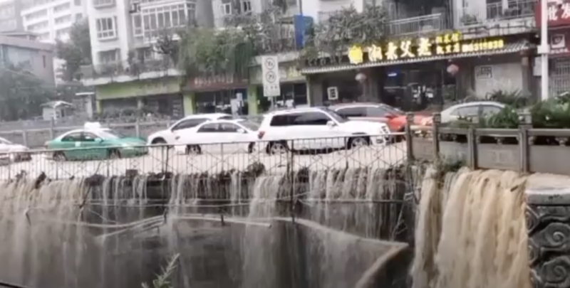 貴州凱里遭暴雨襲擊 多路段積水成災 圖：翻攝自微博