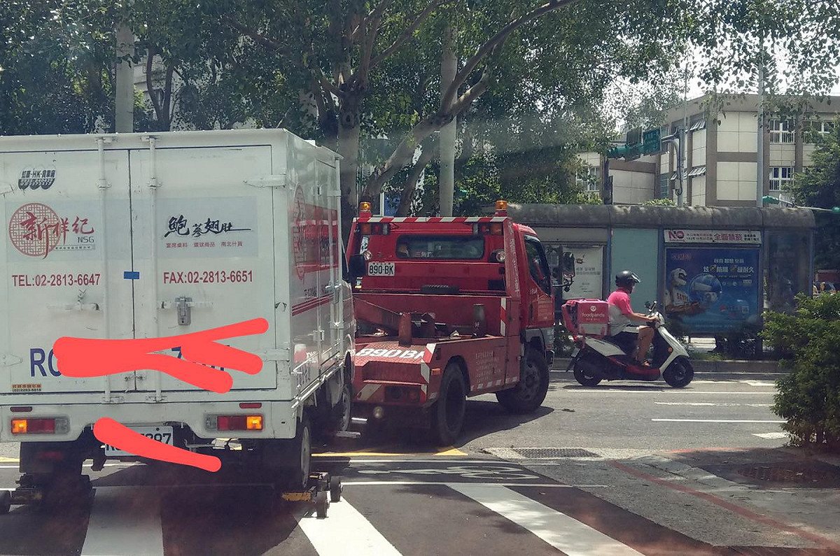陳學聖今PO出一張拖吊照，表示「難道拖吊車在執法時，不能想想這些送貨司機的辛苦嗎？」遭網友砲轟。 圖：擷取自陳學聖臉書