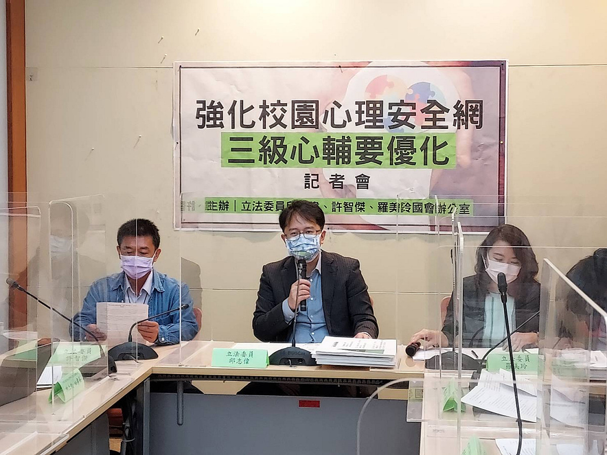 民進黨立委今召開「強化校園心理安全網，三級心輔要優化」記者會。 圖:陳佩君/攝
