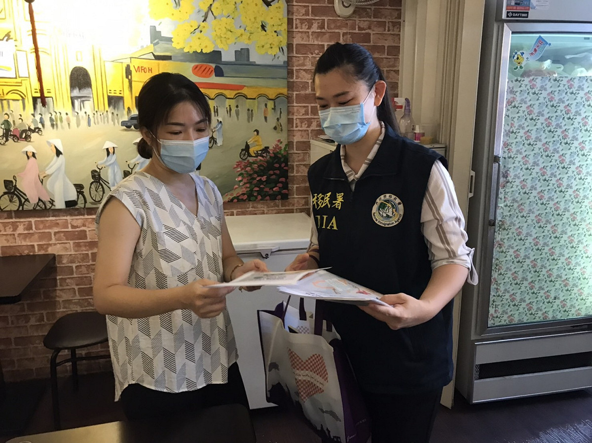 經營越南餐廳「奧黛越南料理」餐廳的陳玉水（左）表示，店裡使用的豬肉都是購買政府合格商標肉品。 圖：移民署提供