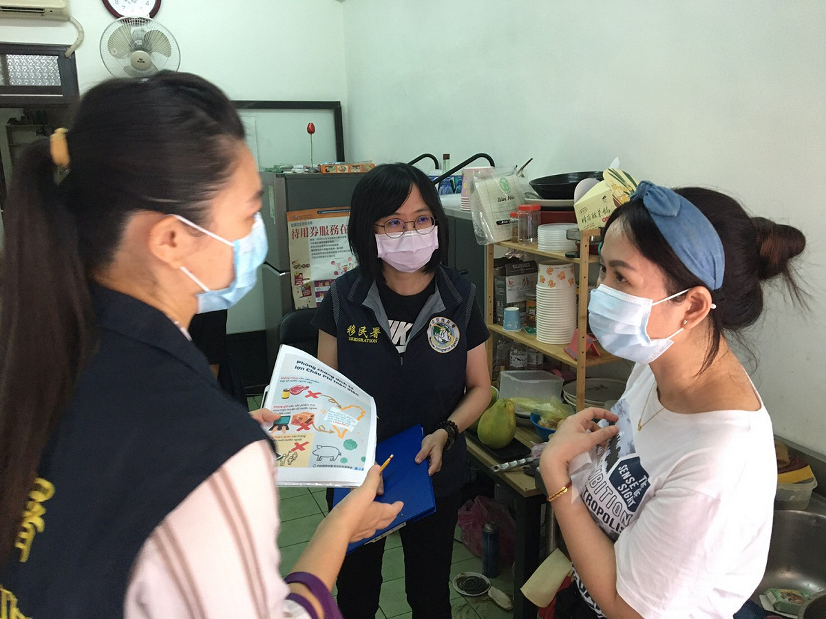 移民署派員前往新住民店面進行宣導。 圖：移民署 / 提供