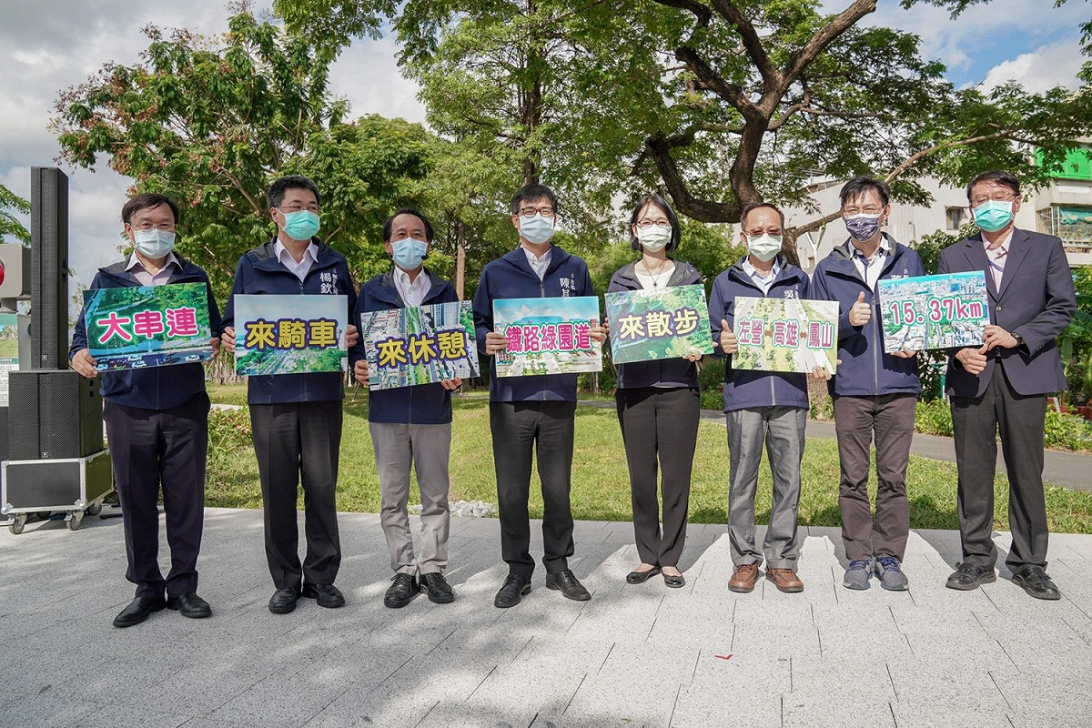 陳其邁(左四)就職市長一週年秀政績。 圖：高雄市政府提供