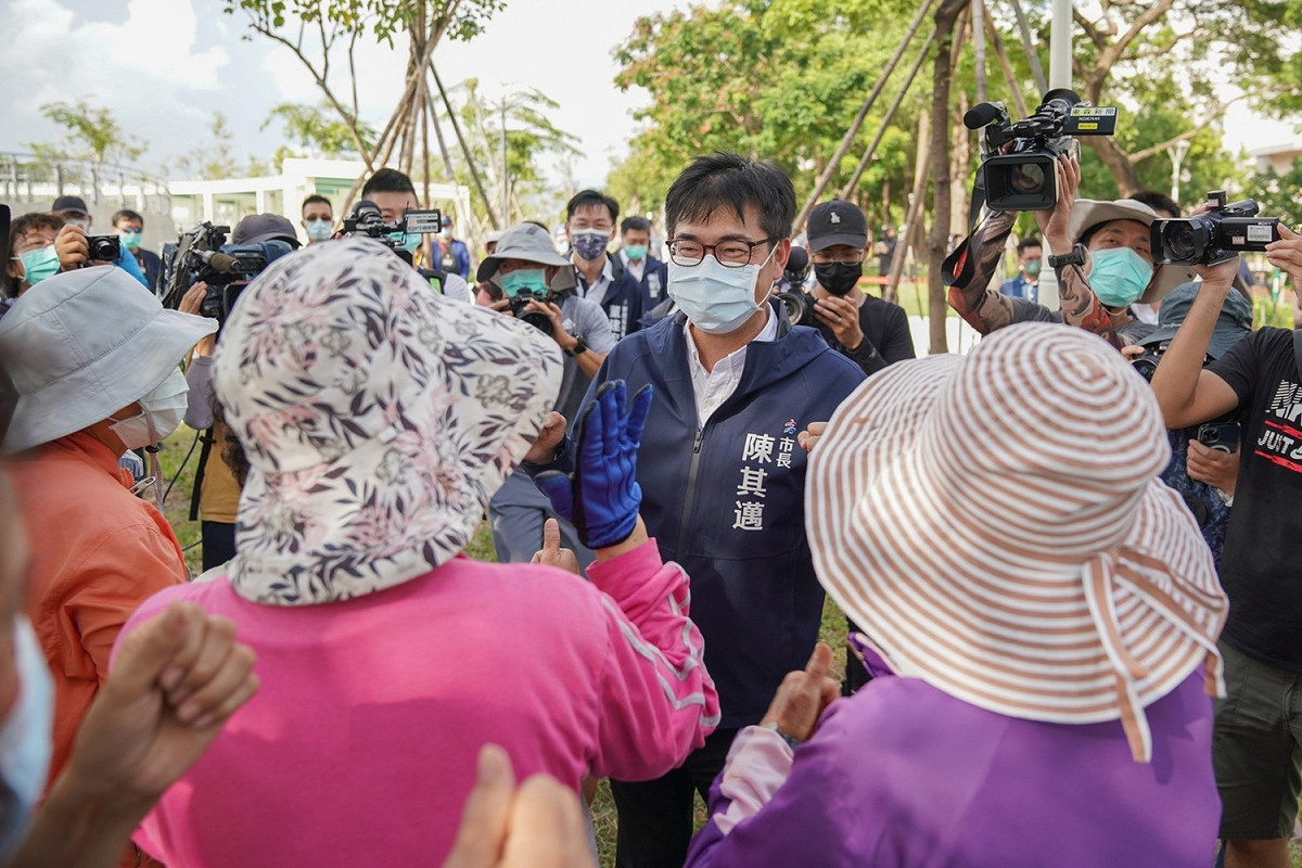 陳其邁(中)展現親民的一面。 圖：高雄市政府提供
